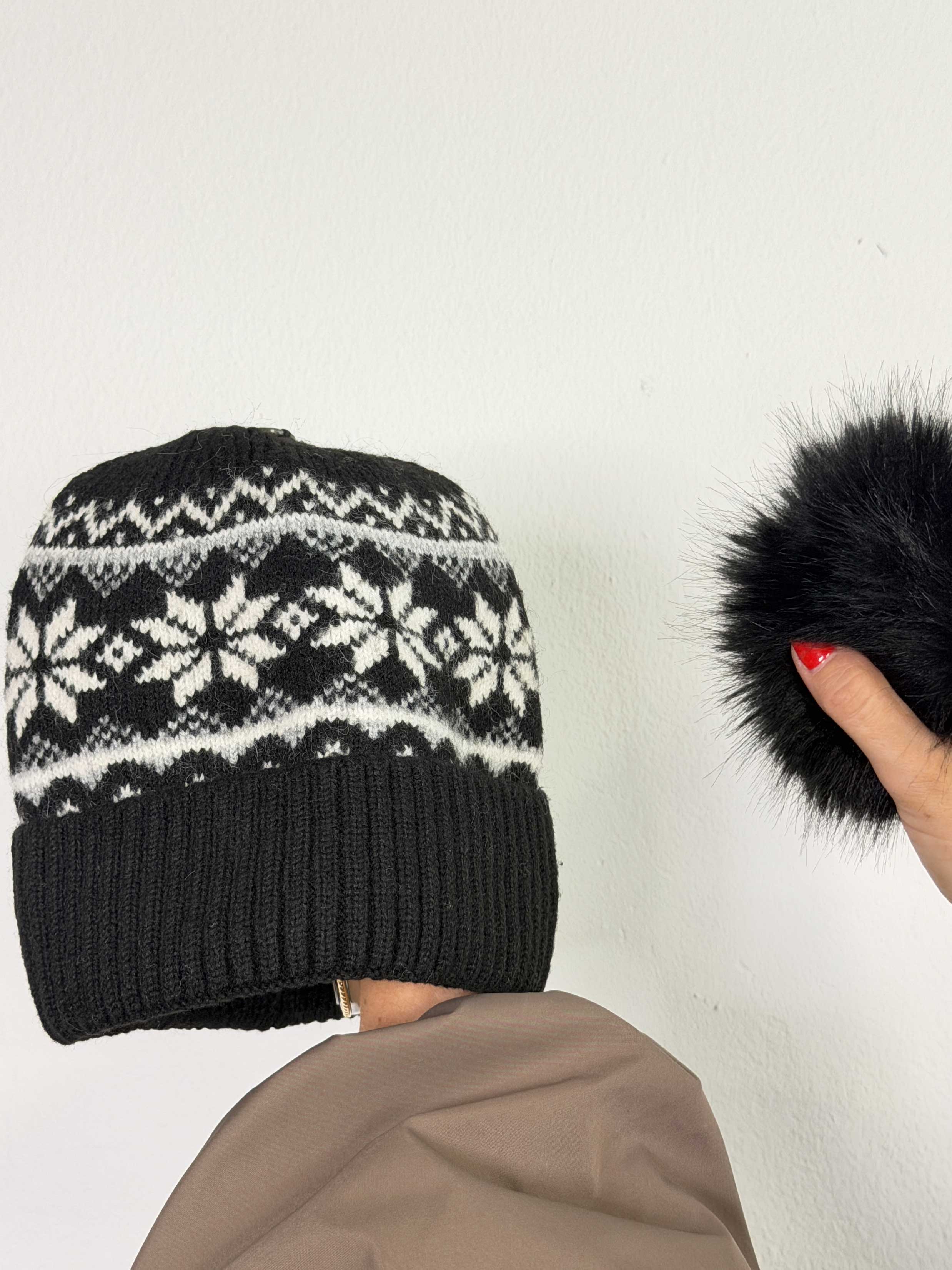 Ilone - Sød strikhue med nordisk mønster og blød faux fur kvast